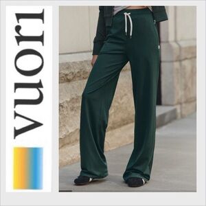 Vuori halo essential wide leg pants Evergreen- size S long